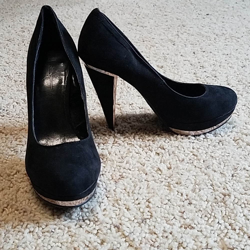 Black Pumps